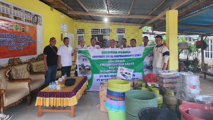 Perusahaan Biomassa Grup, yang terdiri atas PT Inti Global Laksana (IGL), PT Bayan Tumbuh Lestari (BTL), dan PT Biomassa Jaya Abadi (BJA) saat menyalurkan bantuan untuk korban bencana banjir. Foto: simpulindo