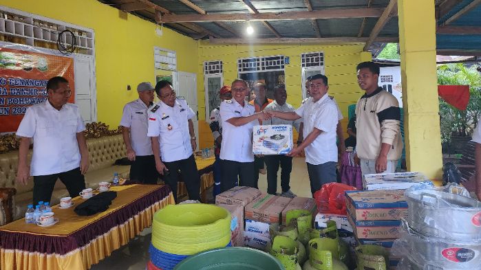 Perusahaan biomasa group saat menyalurkan bantuan yang diterima langsung oleh Wakil Bupati Kab. Pohuwato. foto: simpulindo