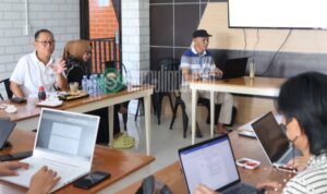 Bupati dan Wakil Bupati Gorontalo Utara saat mematangkan program 100 hari kerja. Foto: simpulindo