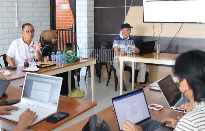 Bupati dan Wakil Bupati Gorontalo Utara saat mematangkan program 100 hari kerja. Foto: simpulindo