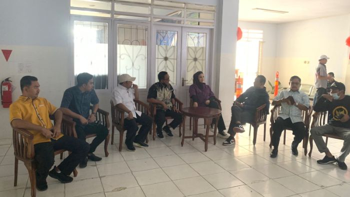 Sejumlah anggota DPRD Kota Gorontalo Daerah Pemilihan (Dapil) 4 meninjau langsung permukiman warga