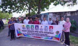 Anggota DPRD Kota Gorontalo, Dapil III Usai meninjau langsung Drainase dan badan jalan yang rusak di jala bali. foto: Humas Dekot