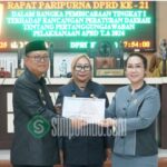 Bupati Thariq Modanggu dan Wabup Nurjana Yusuf menyerahkan laporan Pertanggungjawaban APBD 2024 ke DPRD Gorontalo Utara. Foto: simpulindo