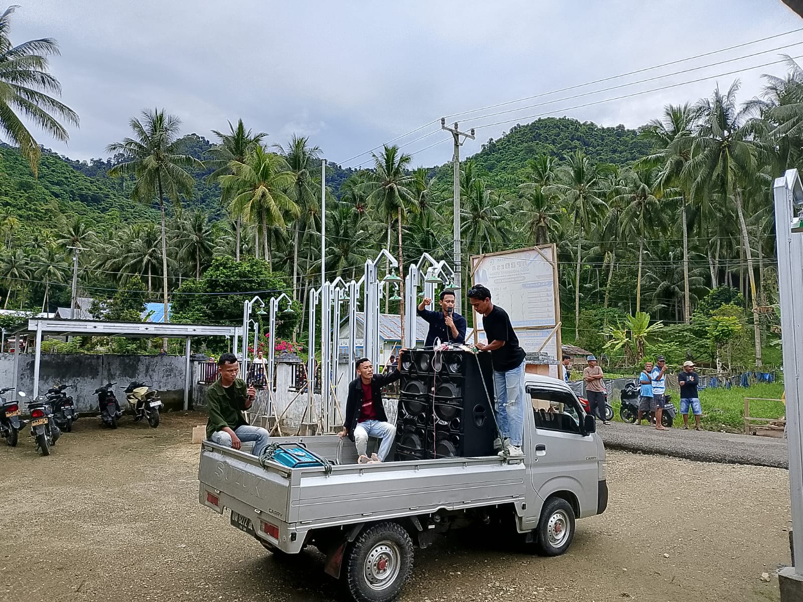 Aksi Demontrasi di kantor Desa Molosipat Utara. Foto: simpulindo