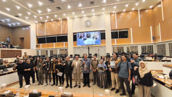 Koalisi masyarakat sipil yang terdiri dari dari WWF, WALHI, Auriga, Aliansi Masyarakat Adat Nusantara (AMAN), Working Group ICCAs Indonesia, Perkumpulan HuMa, Greenpeace Indonesia, Forest Watch Indonesia, serta Forum Dialog Konservasi Indonesia. Foto: FWI