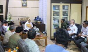 Wakil Bupati Gorut, Nurjana Hasan Yusuf saat menerima audiensi kelompok kerja mangrove Prov. Gorontalo dan UNG. Foto: Humas/Rocky