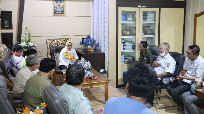 Wakil Bupati Gorut, Nurjana Hasan Yusuf saat menerima audiensi kelompok kerja mangrove Prov. Gorontalo dan UNG. Foto: Humas/Rocky