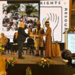Masyarakat Adat Kepulauan Aru saat menerima penghargaan dari Right Resources International (RRI). Foto : FWI