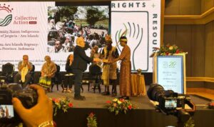 Masyarakat Adat Kepulauan Aru saat menerima penghargaan dari Right Resources International (RRI). Foto : FWI