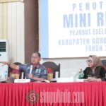 Bupati Thari Modanggu yang di dampingi wakil bupati, Nurjana Yusuf saat menutup kegiatan mini retreat. Foto: simpulindo