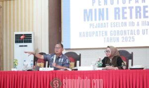 Bupati Thari Modanggu yang di dampingi wakil bupati, Nurjana Yusuf saat menutup kegiatan mini retreat. Foto: simpulindo