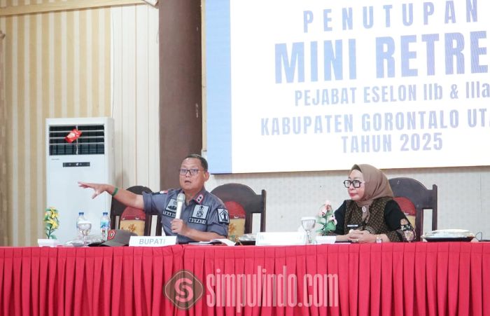 Bupati Thari Modanggu yang di dampingi wakil bupati, Nurjana Yusuf saat menutup kegiatan mini retreat. Foto: simpulindo