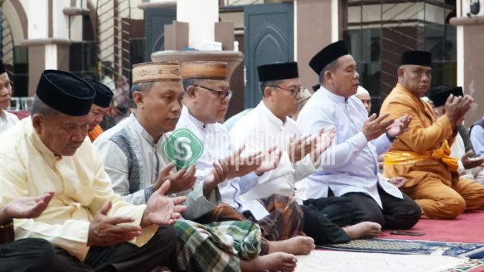 Bupati Gorut, Thariq Modanggu dalam Peringatan Doa Asyura 10 Muharram 1447 Hijriah. Foto: simpulindo