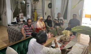 Bupati Kab. Gorut, Thariq Modanggu saat menyambut kedatangan Direktur Pascasarjana UBM bersama panitia pelaksana Kuliah Umum. Foto: Istimewa
