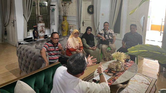 Bupati Kab. Gorut, Thariq Modanggu saat menyambut kedatangan Direktur Pascasarjana UBM bersama panitia pelaksana Kuliah Umum. Foto: Istimewa
