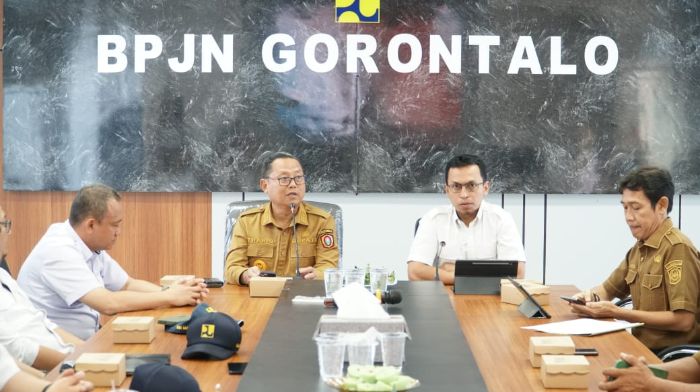 Bupati Kab. Gorut, Thariq Modanggu bersama Balai Jalan Gorontalo. Foto: Humas Gorut
