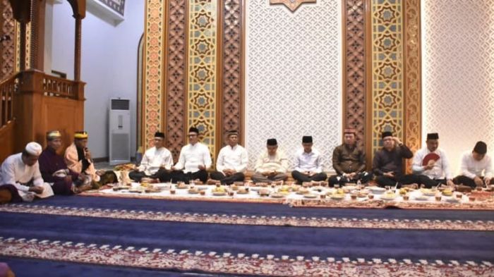 Sekda Kota Gorontalo, Ismail Majid saat menghadiri acara Doa Asyura 10 Muharam. Foto: Humas Pemkot
