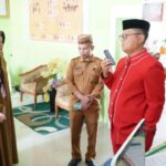 Bupati Thariq Modanggu saat melakukan sidak di SMP Negeri 2 Kwandang. Foto: Istimewa