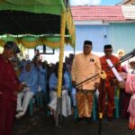 Bupati Kab. Gorontalo Utara, Thariq Modanggu saat melantik pengurus masjid, majelis ta’lim, dan pengurus gereja di Kecamatan Tolinggula. Foto: Humas Gorut/Larso