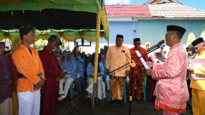 Bupati Kab. Gorontalo Utara, Thariq Modanggu saat melantik pengurus masjid, majelis ta’lim, dan pengurus gereja di Kecamatan Tolinggula. Foto: Humas Gorut/Larso