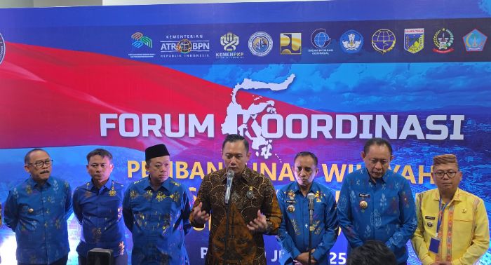 Bupati Kab. Gorut, Thariq Modanggu (Kemeja Karawo Kuning) saat menghadiri forum koordinasi penataan ruang sulawesi di palu. Foto: Humas/Larso