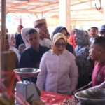 Wakil Bupati Gorontalo Utara, Nurjana Hasan Yusuf, saat melakukan sidak di pasar Kwandang. Foto: Humas/Larso