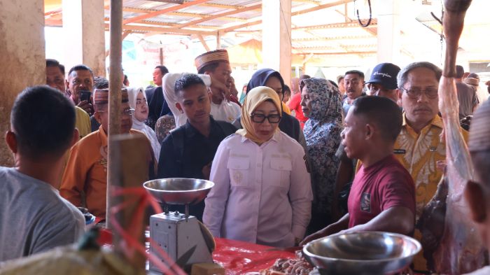 Wakil Bupati Gorontalo Utara, Nurjana Hasan Yusuf, saat melakukan sidak di pasar Kwandang. Foto: Humas/Larso