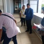 Pemkot saat melakukan pengecekan kios yang tidak manfaatkan di pasar sentral. Foto: Humas Pemkot