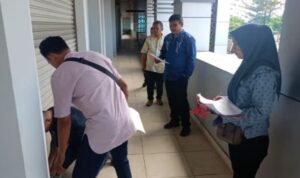 Pemkot saat melakukan pengecekan kios yang tidak manfaatkan di pasar sentral. Foto: Humas Pemkot