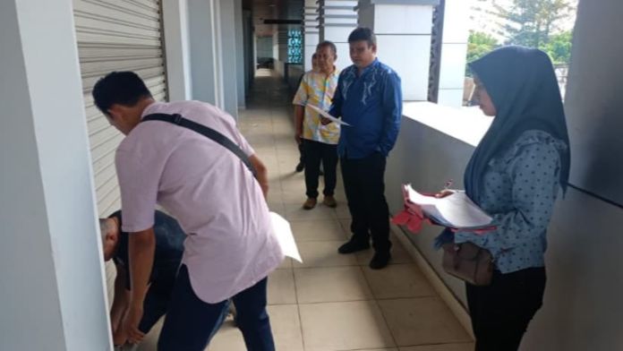 Pemkot saat melakukan pengecekan kios yang tidak manfaatkan di pasar sentral. Foto: Humas Pemkot