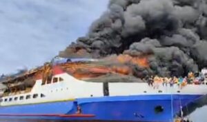 Kapal KM Barcelona 5 terbakar. Foto: tangkapan layar video di fb