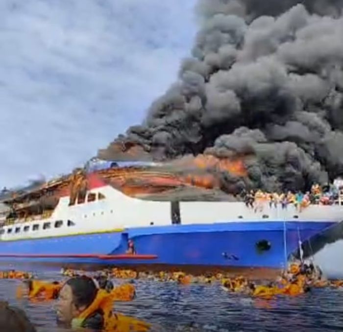 Kapal KM Barcelona 5 terbakar. Foto: tangkapan layar video di fb