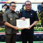 Wakil Wali Kota Gorontalo, Indra Gobel saat menyerahkan Dokumen RPJMD Kepada DPRD Kota Gorontalo.
