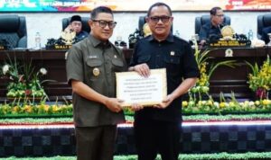 Wakil Wali Kota Gorontalo, Indra Gobel saat menyerahkan Dokumen RPJMD Kepada DPRD Kota Gorontalo.
