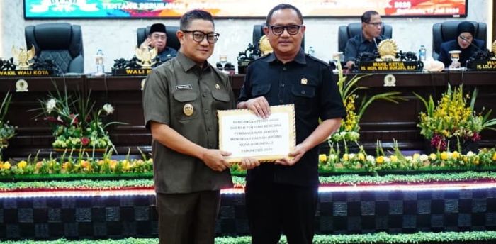 Wakil Wali Kota Gorontalo, Indra Gobel saat menyerahkan Dokumen RPJMD Kepada DPRD Kota Gorontalo.