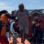Tim SAR Gorontalo saat melakukan penyelamatan terhadap seorang nelayan yang hilang. Foto: Istimewa