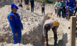Kapolda Gorontalo, Irjen Pol R. Eko Wahyu Prasetyo saat meletakan batu pertama pembangunan mushola polairud. Foto: Istimewa