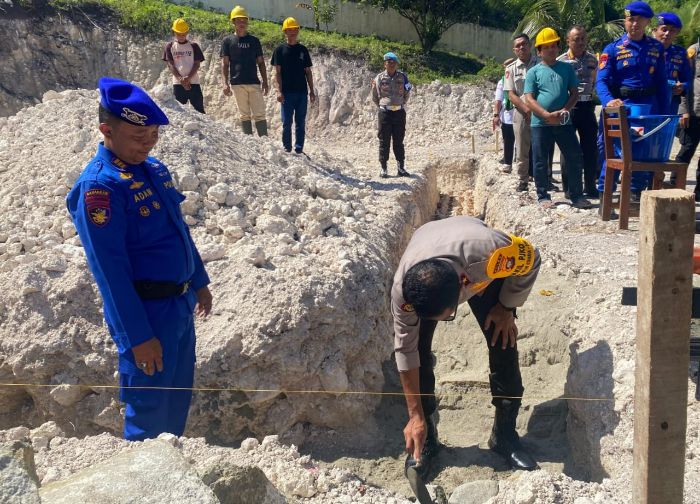 Kapolda Gorontalo, Irjen Pol R. Eko Wahyu Prasetyo saat meletakan batu pertama pembangunan mushola polairud. Foto: Istimewa