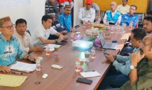 Bupati Kab. Gorontalo Utara, Thariq Modanggu saat berdialog dengan pihak perusahaan HTI. Foto: simpulindo
