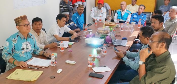 Bupati Kab. Gorontalo Utara, Thariq Modanggu saat berdialog dengan pihak perusahaan HTI. Foto: simpulindo