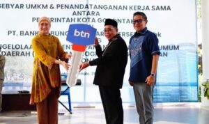 Pemkot Gorontalo saat menerima bantuan 9 truk sampah dari BTN. Foto: Humas Pemkot