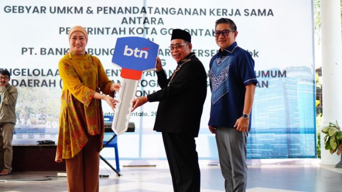 Pemkot Gorontalo saat menerima bantuan 9 truk sampah dari BTN. Foto: Humas Pemkot