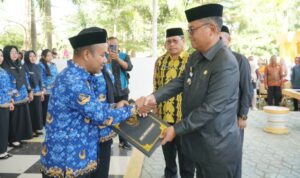Bupati Kab. Gorontalo Utara, Thariq Modanggun saat melantik PPPK. Foto: simpulindo