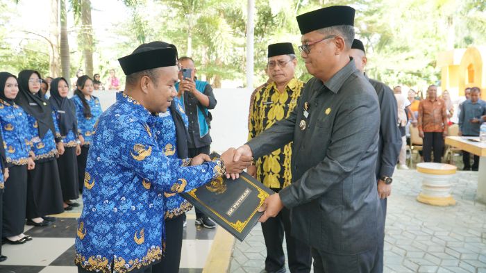 Bupati Kab. Gorontalo Utara, Thariq Modanggun saat melantik PPPK. Foto: simpulindo