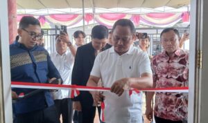 Ketua DPRD Kota Gorontalo, melakukan pemotongan pita sebagai tanda peresmian kantor LBH MEDIHAM. Foto: simpulindo