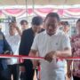 Ketua DPRD Kota Gorontalo, melakukan pemotongan pita sebagai tanda peresmian kantor LBH MEDIHAM. Foto: simpulindo