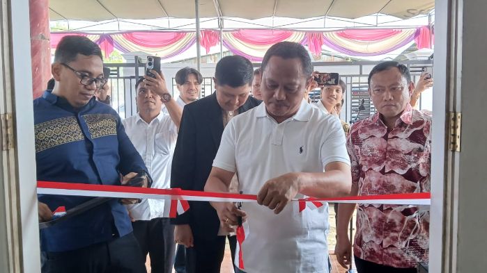 Ketua DPRD Kota Gorontalo, melakukan pemotongan pita sebagai tanda peresmian kantor LBH MEDIHAM. Foto: simpulindo