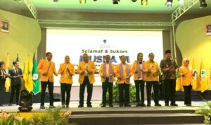 Menteri ESDM, Bahlil Lahadalia bersama pengurus DPD I Partai Golkar Provinsi Gorontalo. Foto: Atul