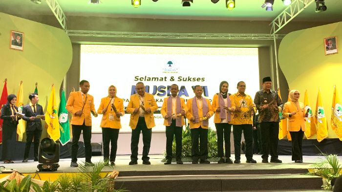 Menteri ESDM, Bahlil Lahadalia bersama pengurus DPD I Partai Golkar Provinsi Gorontalo. Foto: Atul