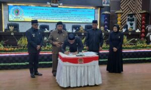 Proses penandataganan ranperda pertanggung jawaban pelaksanaan APBD Tahun 2024. Foto: simpulindo